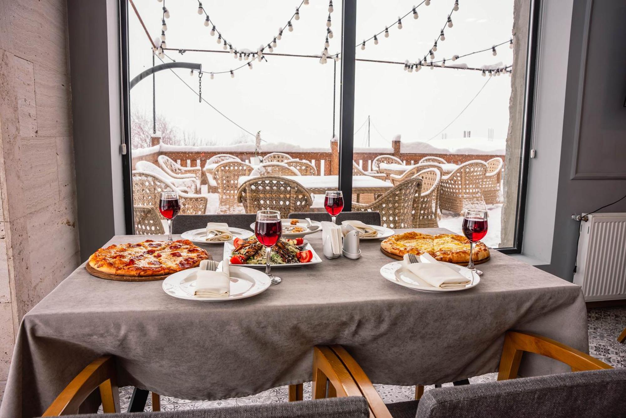 Gudauri Inn Exterior foto A table set for a meal