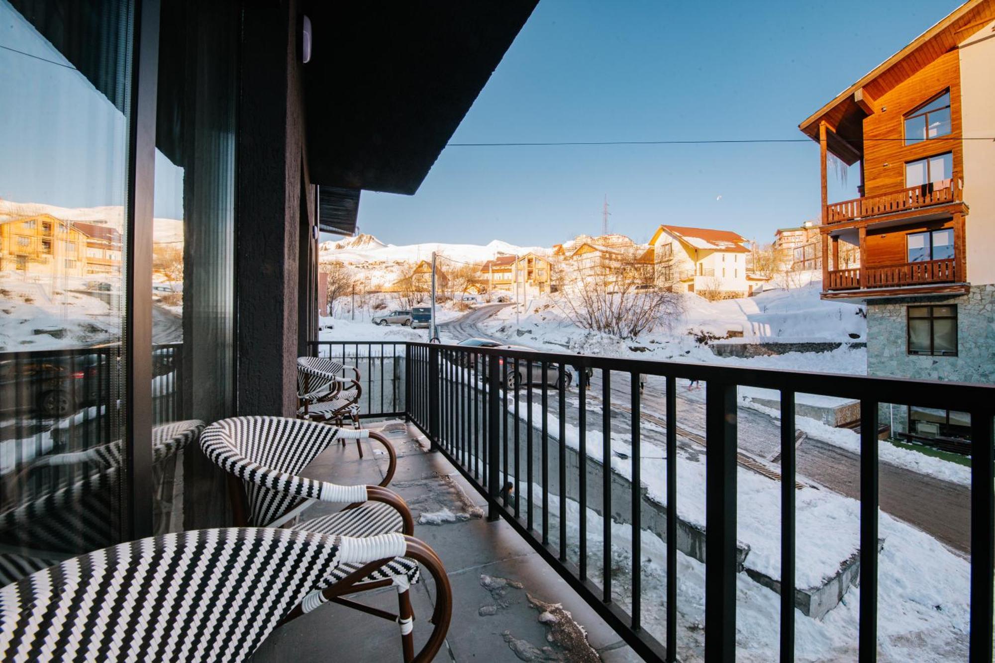 Gudauri Inn Cameră foto A balcony in the winter